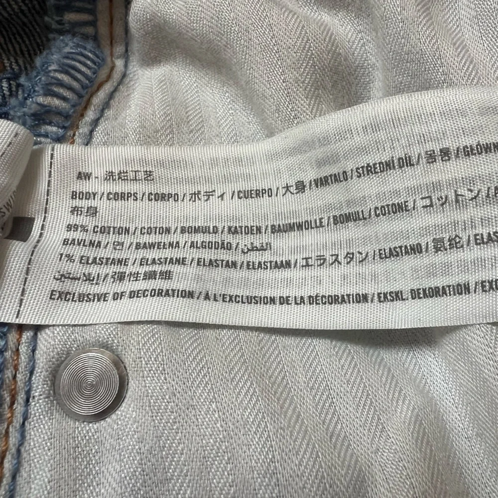 Abercrombie & Fitch High Rise 90s Relaxed Frayed Hem Jean - Picture 6 of 7